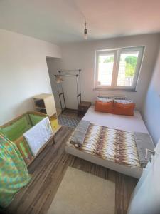 um quarto com uma cama grande e uma janela em Apartment Balicevac2 Ilidza em Saraievo