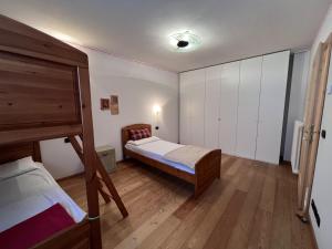 een slaapkamer met 2 bedden en een stapelbed bij Trilocale Giustino Vadaione in Giustino