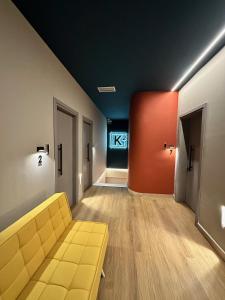 um corredor com um sofá num quarto em K2 Suites Kalamata em Kalamata