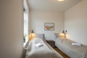 two beds in a room with a mirror at Central Lyngby Apartments in Kongens Lyngby