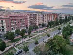 uma vista aérea de uma cidade com edifícios em Suite Apartment Domus Cosenza em Cosenza