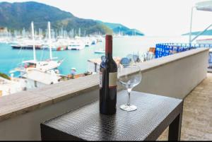 马尔马里斯Castle81homes Green Villa的一张桌子上坐着一瓶葡萄酒和一杯葡萄酒