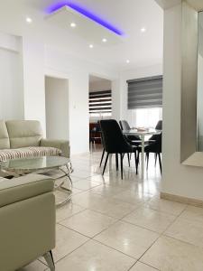 uma sala de estar com um sofá e uma mesa em Central Larnaca Apartment em Larnaka