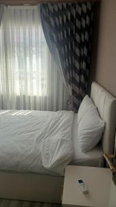 Een bed of bedden in een kamer bij Fetih Suite Home A1
