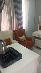 een keuken met een tafel en een blender op een aanrecht bij Fetih Suite Home A1 in Istanbul