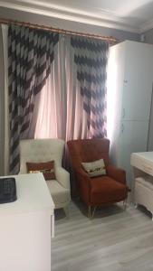 Fetih Suite Home A1 في إسطنبول: غرفة معيشة مع أريكة وكرسي