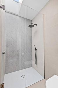 una ducha de cristal en un baño con inodoro en Iluka on the Avenue- 3 bedroom, 2 bathroom. Brand new. 150m walk to shops, en Ocean Grove 16 fotos más