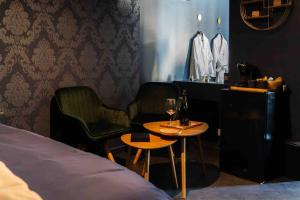 a room with a bed and a table and chairs at Loveroom En Aparté Caen in Caen