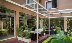 Giardino di Hotel Thrive, A Tropical Courtyard