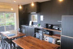 una cucina con tavoli e sedie in legno e un bancone di Blanc - Vacation STAY 11098v ad Atami