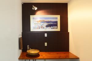 un bagno con ciotola su un tavolo in legno di Blanc - Vacation STAY 11098v ad Atami