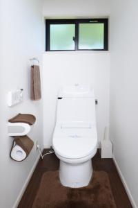 łazienka z białą toaletą z oknem w obiekcie Blanc - Vacation STAY 11098v w mieście Atami