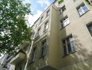 ein Gebäude mit Seitenfenstern in der Unterkunft Apartment Schulz in Berlin