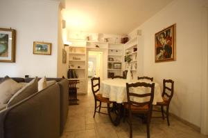 Dapur atau dapur kecil di Appia Antica 2BR with swimming pool