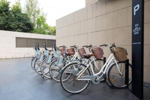una fila de bicicletas estacionadas al lado de un edificio en Baan Mai Khao by Villacarte, en Mai Khao Beach
