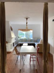 La Finca de Véro في بارباتي: غرفة معيشة مع طاولة وكراسي وأريكة