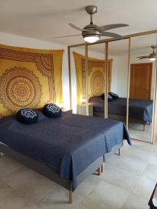 ein Schlafzimmer mit einem blauen Bett mit Kissen darauf in der Unterkunft B&B Casa Flamenga in Alte