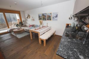 Kuchyň nebo kuchyňský kout v ubytování Cosy, stylish new flat with spa and gym & shuttle to ski lifts