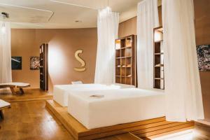 Postel nebo postele na pokoji v ubytování Cosy, stylish new flat with spa and gym & shuttle to ski lifts