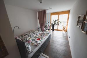Postel nebo postele na pokoji v ubytování Cosy, stylish new flat with spa and gym & shuttle to ski lifts