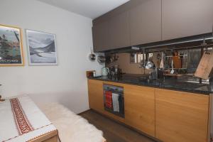 Kuchyň nebo kuchyňský kout v ubytování Cosy, stylish new flat with spa and gym & shuttle to ski lifts