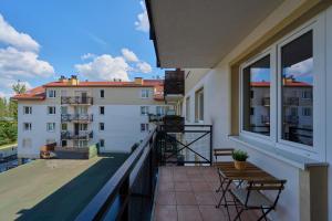 Balkoni atau teres di Peaceful Wrocław Apartment for 4 Guests with Balcony by Renters