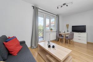 Ruang duduk di Peaceful Wrocław Apartment for 4 Guests with Balcony by Renters