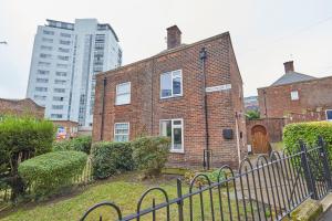 an old brick house with a fence in front of it at 3 Bed Notts City Centre Town House - Free parking in Nottingham