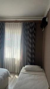 Een bed of bedden in een kamer bij Fetih Suite Home A2