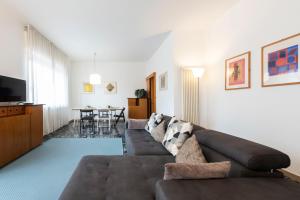 ein Wohnzimmer mit einem Sofa und einem Tisch in der Unterkunft RiverView Luxury flat in Verona