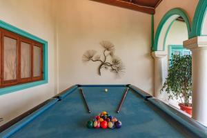 Τραπέζι μπιλιάρδου στο SaffronStays Aquamarina - 3BR Mediterranean style beachfront villa with pool, lawns & seafood dining near Nagaon Beach