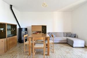 - un salon avec une table et un canapé dans l'établissement Casa Giovanni, à Cala Gonone
