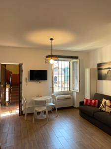uma sala de estar com um sofá e uma mesa em Casale 7- Navigli Cozy Studio x2! Self Check-In em Milão