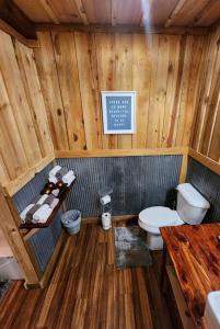 Phòng tắm tại Unique Country Cabin Meets Farmhouse Modern!!!