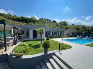 eine Villa mit einem Pool und einem Haus in der Unterkunft Villa Dimo Topal in Ohrid