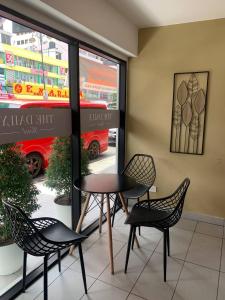 una mesa y sillas frente a una tienda en The Daily Hotel, en Kota Kinabalu