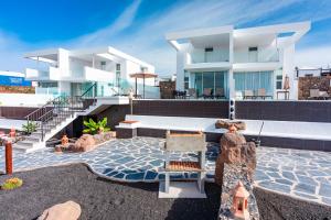 ティアスにあるVILLA PAPAYAのパティオと建物のある大きな白い家