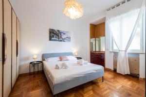 Schlafzimmer mit einem Bett und einem Kronleuchter in der Unterkunft RiverView Luxury flat in Verona