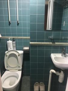 een badkamer met een toilet en een wastafel bij 香港百乐宾馆 Best-B&B in Hong Kong