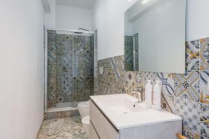 y baño con lavabo, ducha y aseo. en Casa Adda by Wonderful Italy, en Siracusa