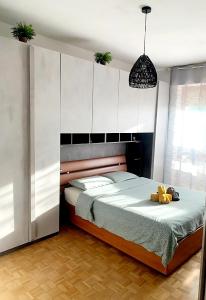 una camera da letto con un letto con un orsacchiotto sopra di Appartamento Milano a Milano