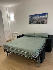 Bett in einem Schlafzimmer mit Wandgemälde in der Unterkunft In centro da Ale in Seregno