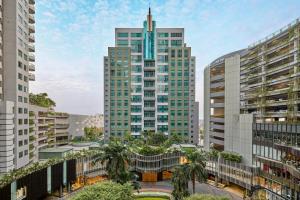 - une vue sur une ville avec de grands bâtiments dans l'établissement Sheraton Surabaya Hotel & Towers, à Surabaya