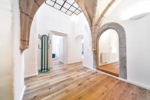 an empty room with a wooden floor and a cactus at Smile Apartments "Lesehof" in Krems an der Donau