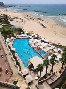 Uitzicht op het zwembad bij Herzliya Sea View Hotel Apartment of in de buurt