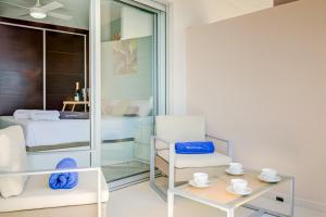 a living room with a bed and a table at Belle Vue in Playa Paraiso