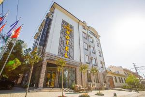 budynek z napisem na boku w obiekcie Florence Boutique Hotel by Hotel Pro group w mieście Yakkasaray