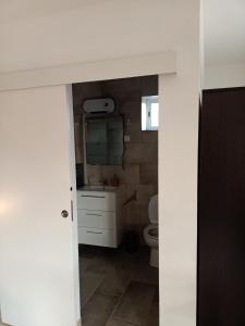 ein Badezimmer mit einem weißen Waschbecken und einem WC in der Unterkunft B&B Casa Flamenga in Alte