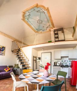 eine Küche und ein Wohnzimmer mit einem Tisch und Stühlen in der Unterkunft Fabroniana Apartments in Pistoia