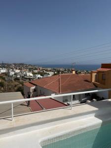 a view from the roof of a house with a swimming pool at Casa con vistas y piscina privada in Málaga